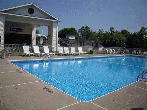 Travelodge Inn & Suites Latham Buitenkant foto